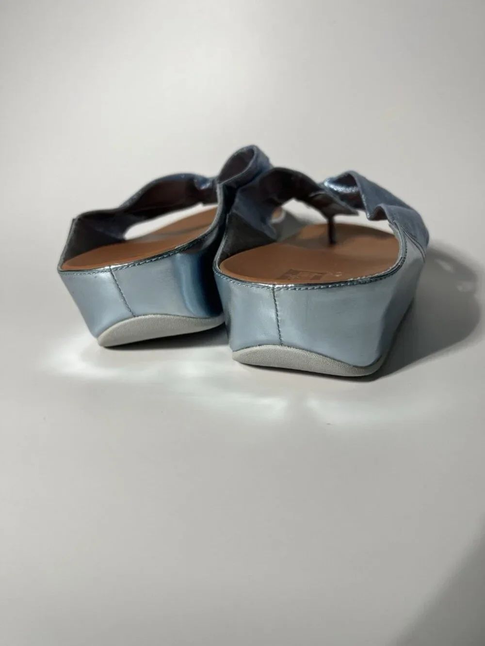 FitFlop Women’s Metallic Light Blue Leather Thong Sandals Size 9